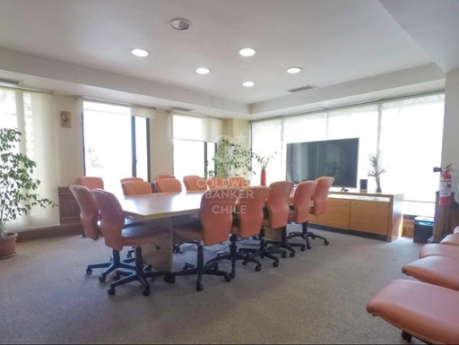 Oficina con 15 privados, en pleno Providencia
