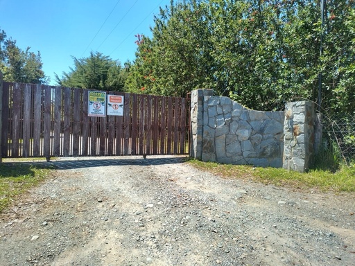 Bosque nativo y excelente conectividad.