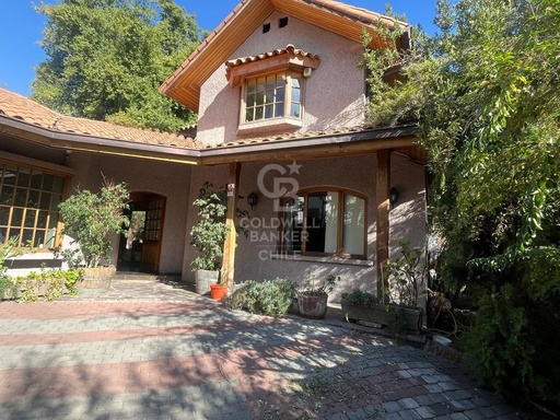 Casa chilena con piscina y gran jardín formado