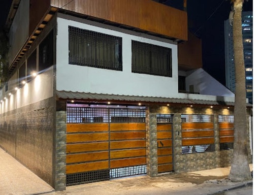 Casa con 12 habitaciones, ideal empresa