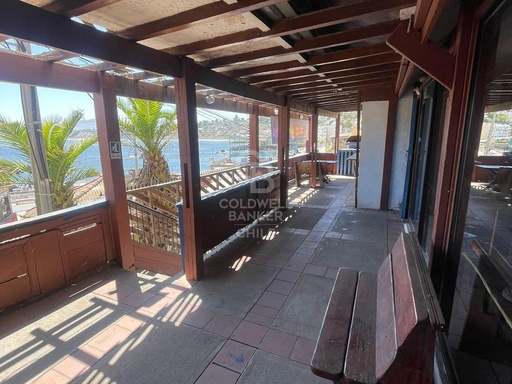Restaurant con hermosa vista al mar, funcionando