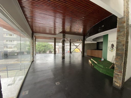 Local Comercial con gran exposición en Strip Center