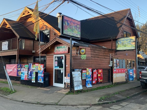 Sitio de esquina con 2 casas y negocio