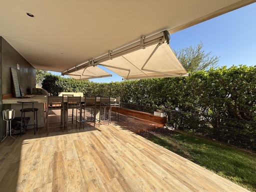 Venta duplex con gran jardín, terrazas y quincho