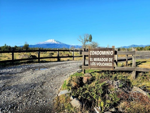 Vista al Volcán Calbuco | Cabaña, Galpón y Bodega.